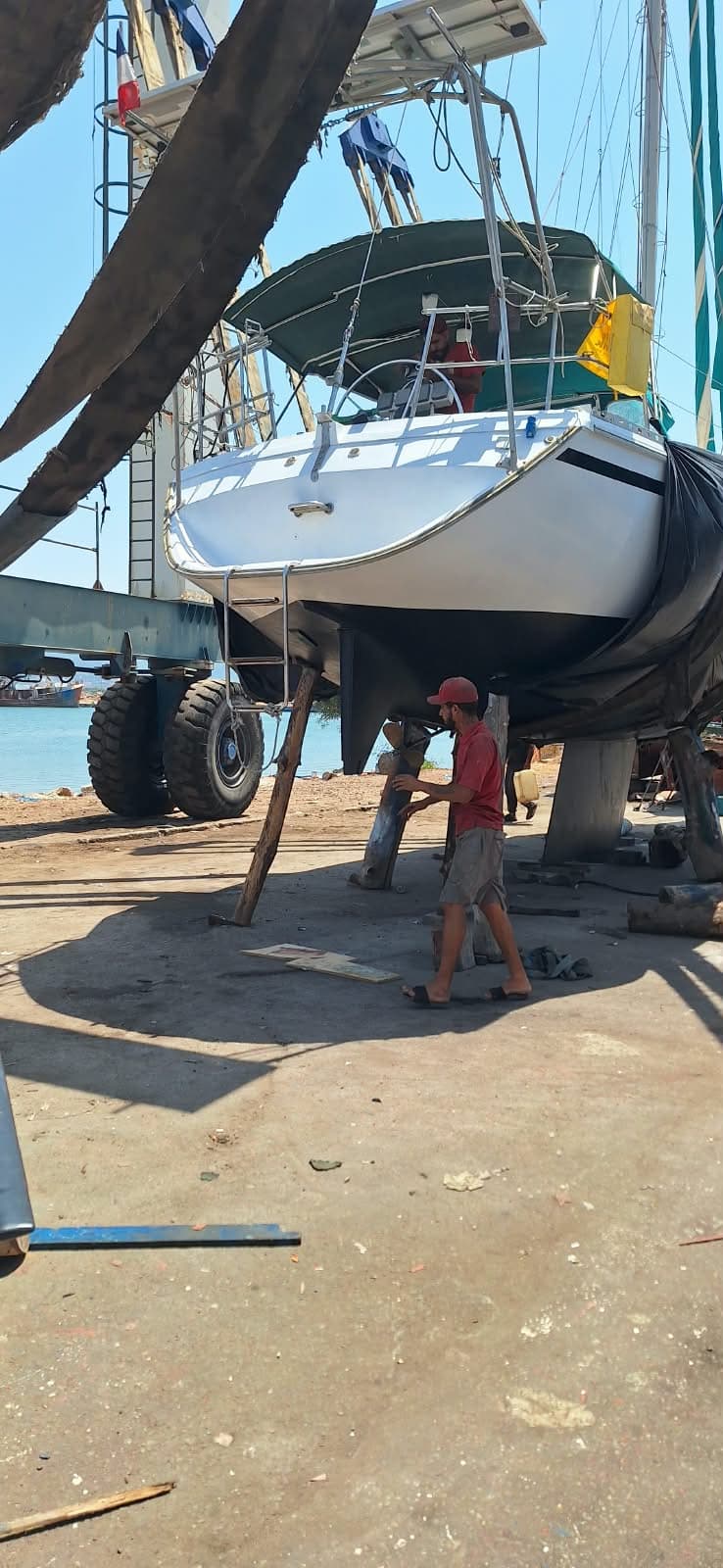 Voilier avec panneau solaire fixé sur portique arrière