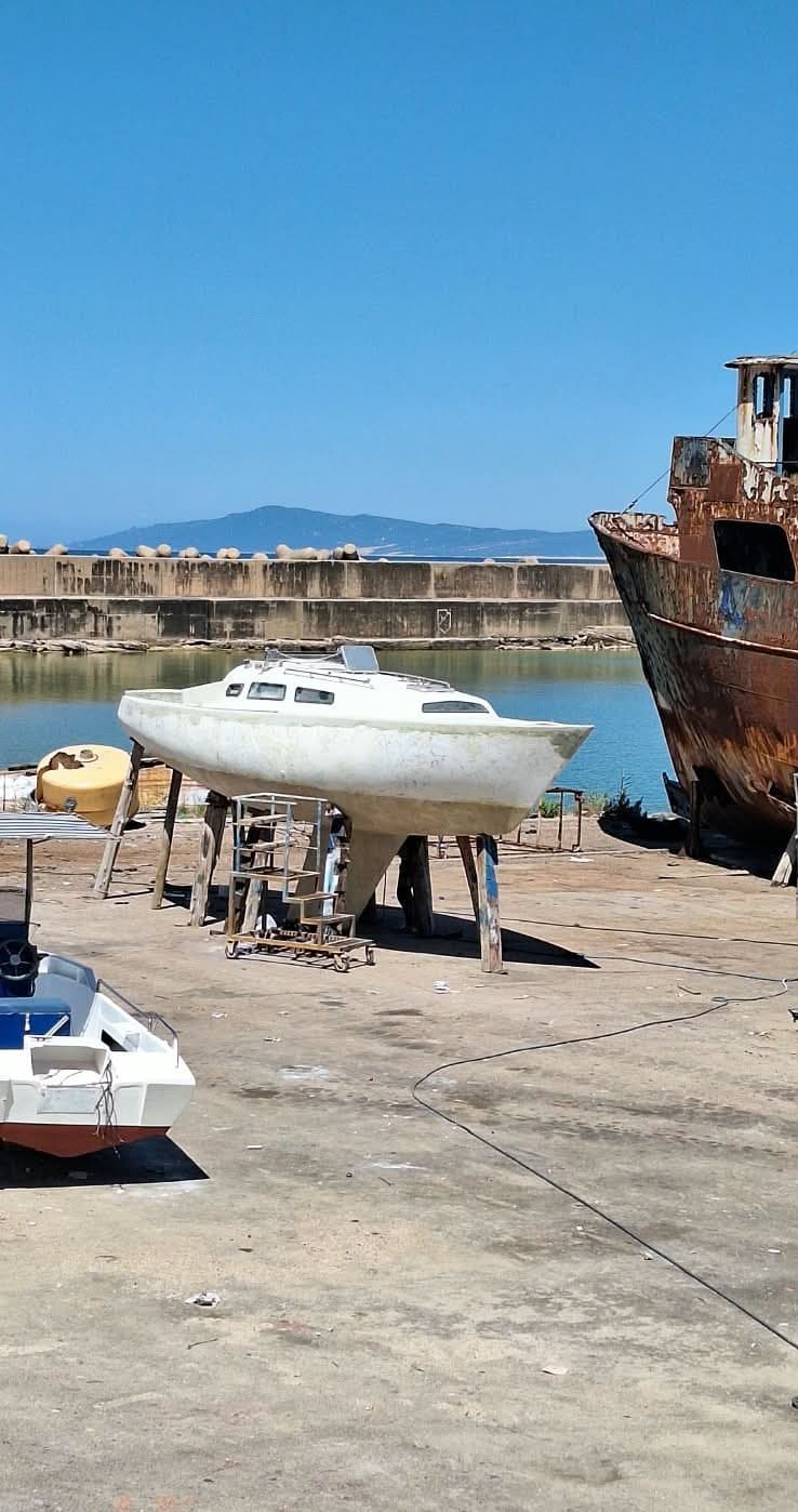 Bateaux hivernés sur bers au bord de l’eau à Tabarka