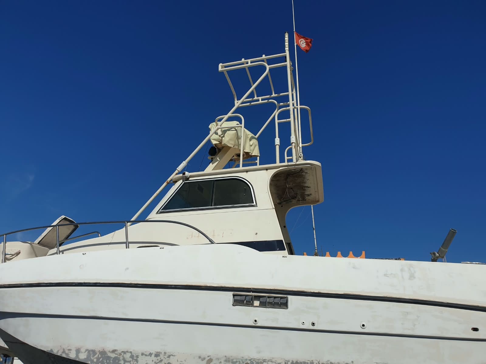 Tour inox d'une vedette de pêche