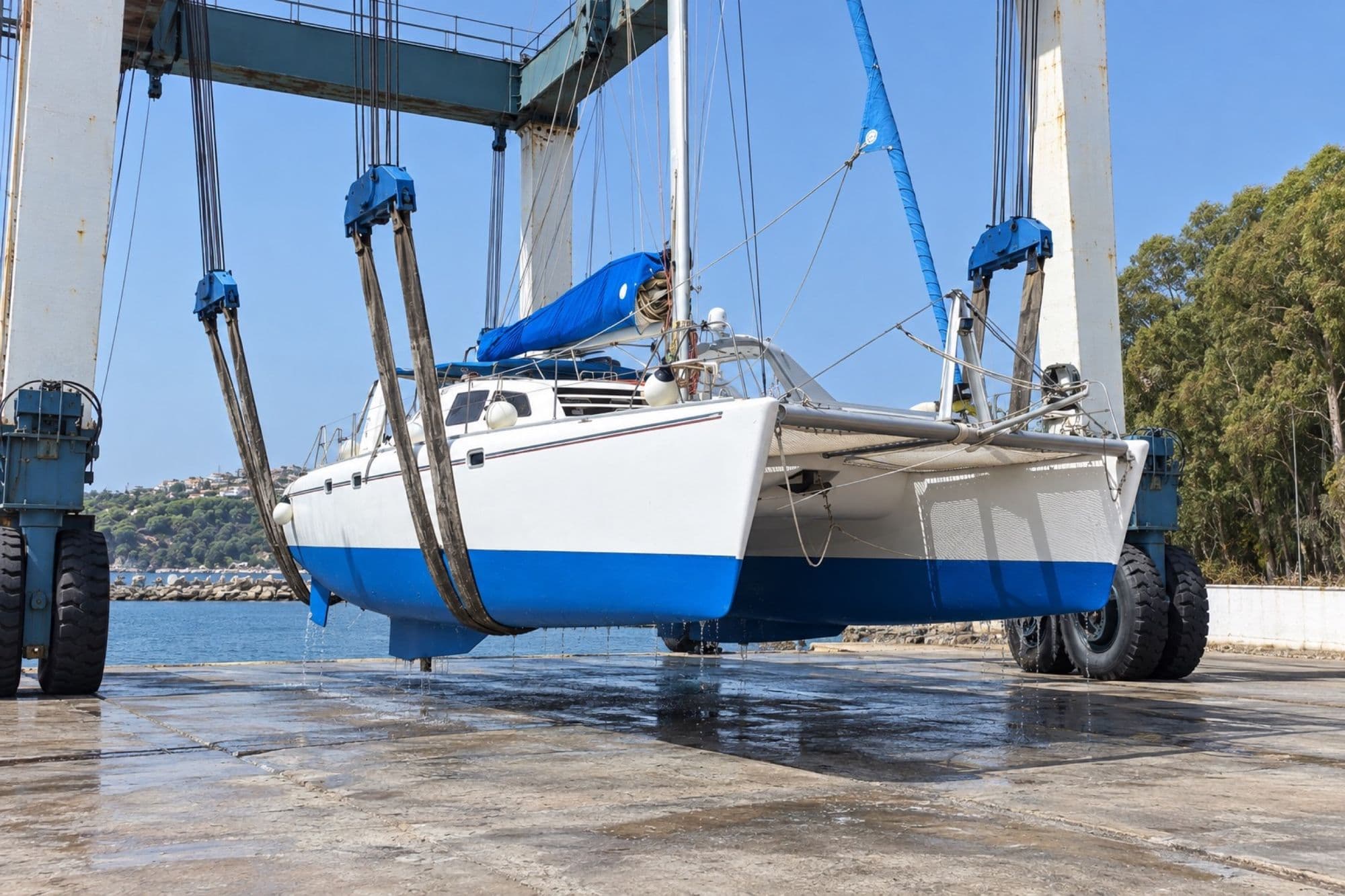 Catamaran soulevé par le portique de levage du chantier de Tabarka
