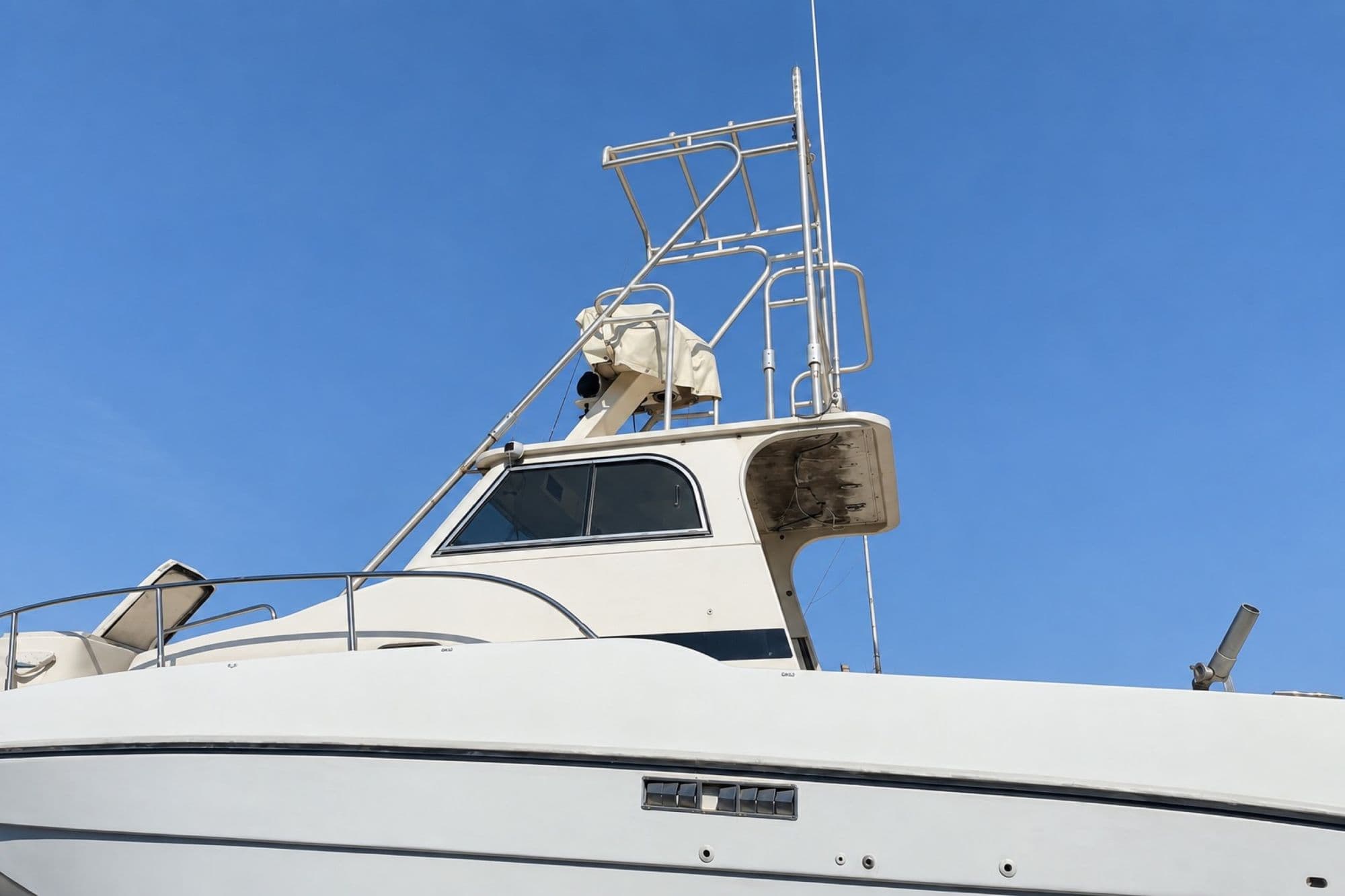 Tour de pêche et mains courantes en inox sur une vedette au chantier