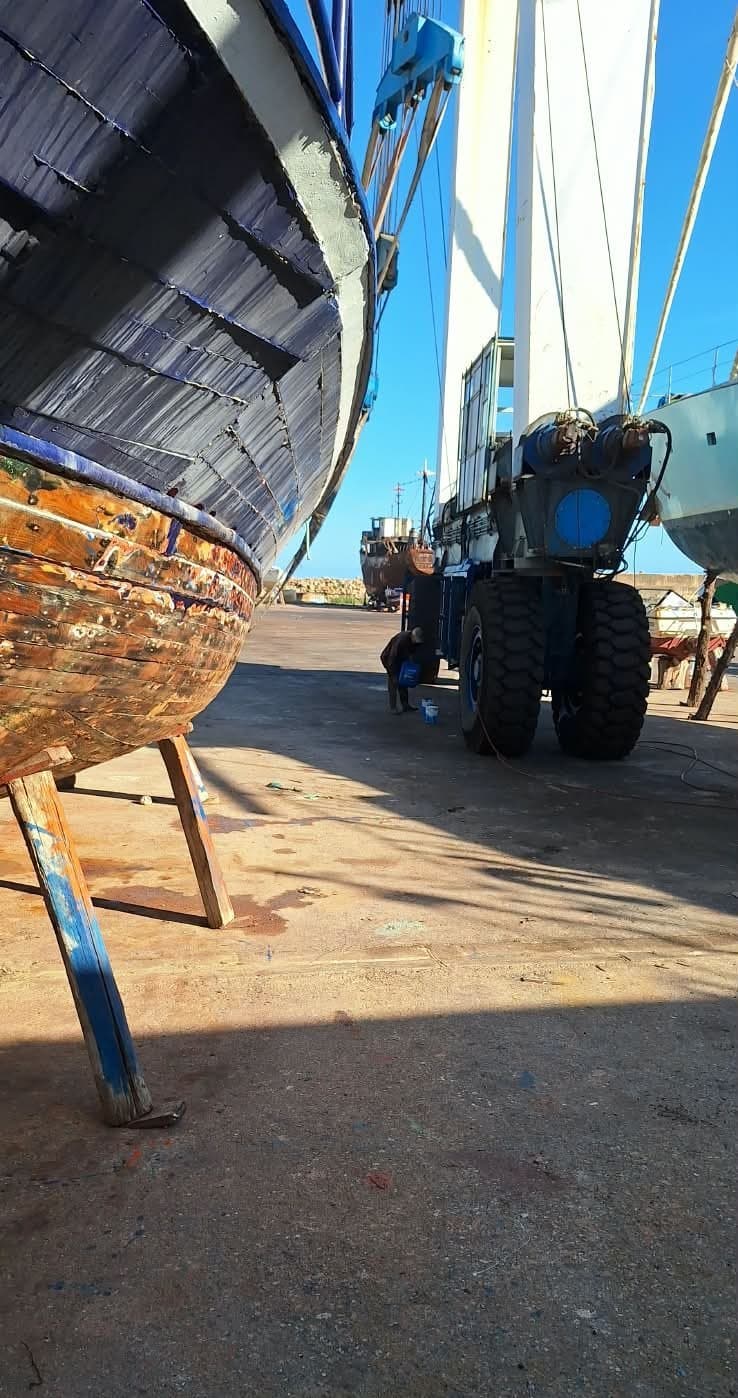 Dessous de coque d'un bateau de pêche en bois, sur bers