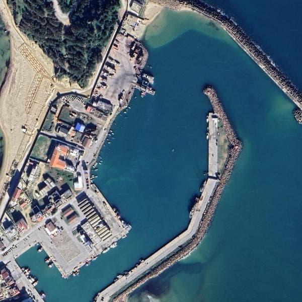Vue aérienne du port de Tabarka, jetée, bassin et terre-plein du chantier